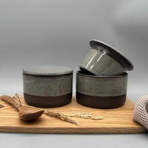 Französische Butterdose // Wasserbutterdose // Handmade // schwarz - brauner Ton // graue Glasur mit Spots // Füllmenge ca. 250 g