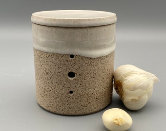 Knoblauchtopf // Knoblauchtopf mit Deckel // Aufbewahrungs - Dose // Keramik // Handmade // beiger Ton mit kleinen Spots // weiße Glasur