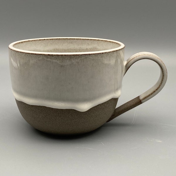 Tasse Keramik // 600 ml // Handmade // grauer Ton // weiße Glasur  // außen halb glasiert
