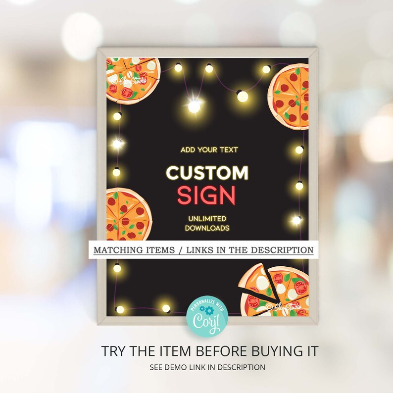 Puede incluir: Un letrero negro de pizarra con marco blanco, que presenta un dise&ntilde;o de letrero personalizado con ilustraciones de pizza y luces de cadena. El texto en el letrero dice "ADD YOUR TEXT CUSTOM SIGN UNLIMITED DOWNLOADS MATCHING ITEMS / LINKS IN THE DESCRIPTION TRY THE ITEM BEFORE BUYING IT SEE DEMO LINK IN DESCRIPTION".