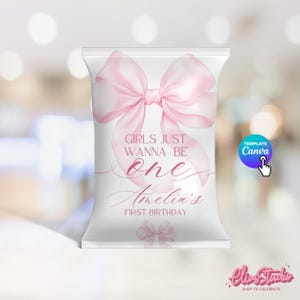 Könnte beinhalten: Eine weiße Party-Geschenktüte mit einer großen rosa Schleife und dem Text "GIRLS JUST WANNA BE ONE Amelia's FIRST BIRTHDAY". Unten befindet sich eine kleinere Schleife. Die Tasche hat ein Canva-Vorlagenlogo.