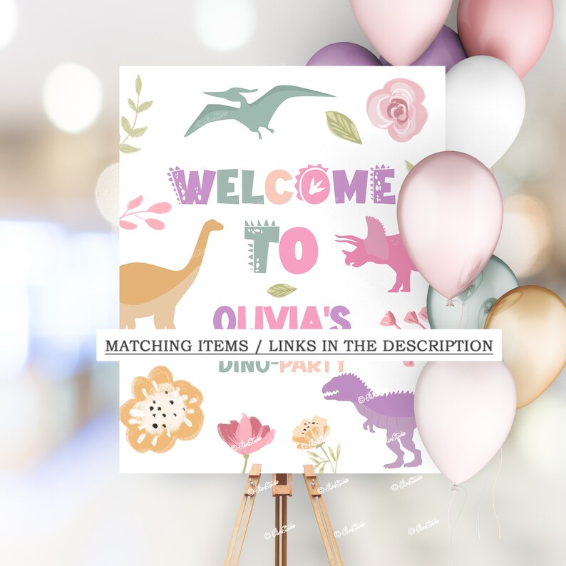 Pode incluir: Uma placa branca em um cavalete com o texto "WELCOME TO OLIVIA'S" e "DINO-PARTY" em letras coloridas. A placa apresenta ilustra&ccedil;&otilde;es de dinossauros e detalhes florais. Bal&otilde;es em rosa, roxo e dourado no fundo.