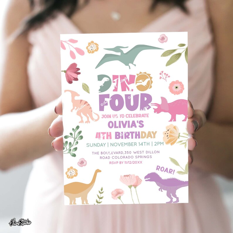Pode incluir: Um cart&atilde;o de convite branco com tema de dinossauro. O cart&atilde;o apresenta o texto "Dino Four" e "4&ordm; Anivers&aacute;rio de Olivia". Inclui ilustra&ccedil;&otilde;es de dinossauros, detalhes florais e detalhes do evento. O cart&atilde;o &eacute; segurado por uma pessoa.