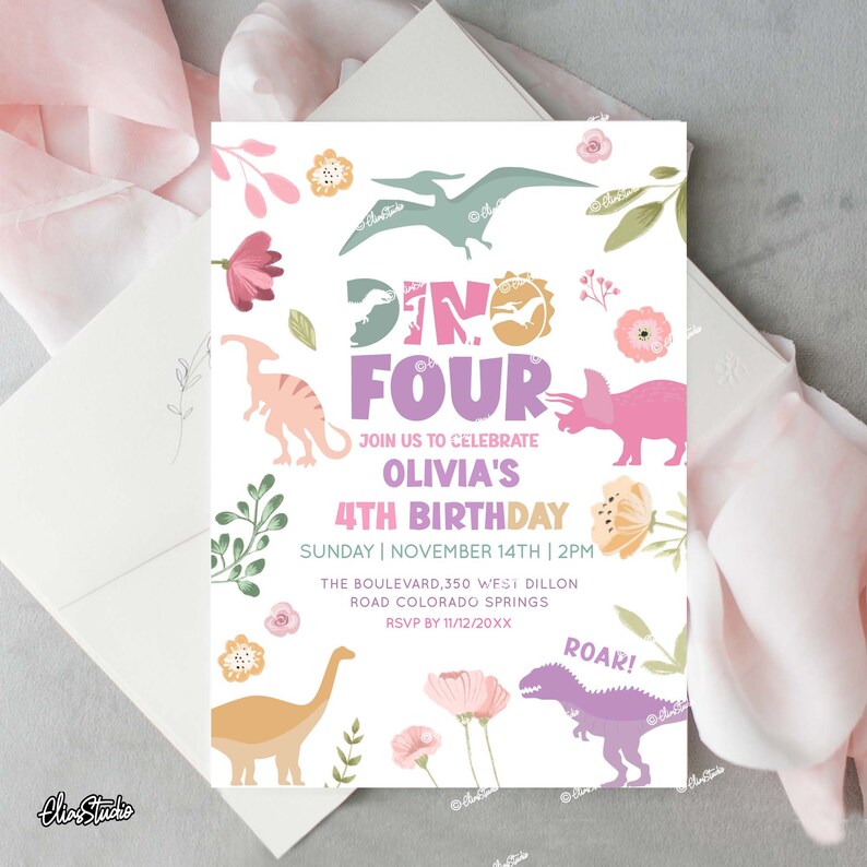 Pode incluir: Um convite em tons pastel para uma festa de quarto anivers&aacute;rio. O design apresenta ilustra&ccedil;&otilde;es de dinossauros, detalhes florais e o texto "Dino Four" e "4&ordm; Anivers&aacute;rio da Olivia". Inclui detalhes do evento e informa&ccedil;&otilde;es RSVP.