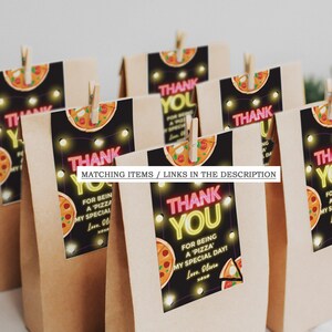 Puede incluir: Bolsas de papel marr&oacute;n con etiquetas de agradecimiento adjuntas. Las etiquetas presentan un dise&ntilde;o de ne&oacute;n con las palabras "Gracias" y un gr&aacute;fico de pizza. El texto en las etiquetas dice "Por ser una 'pizza' mi d&iacute;a especial! Con cari&ntilde;o, Olivia."