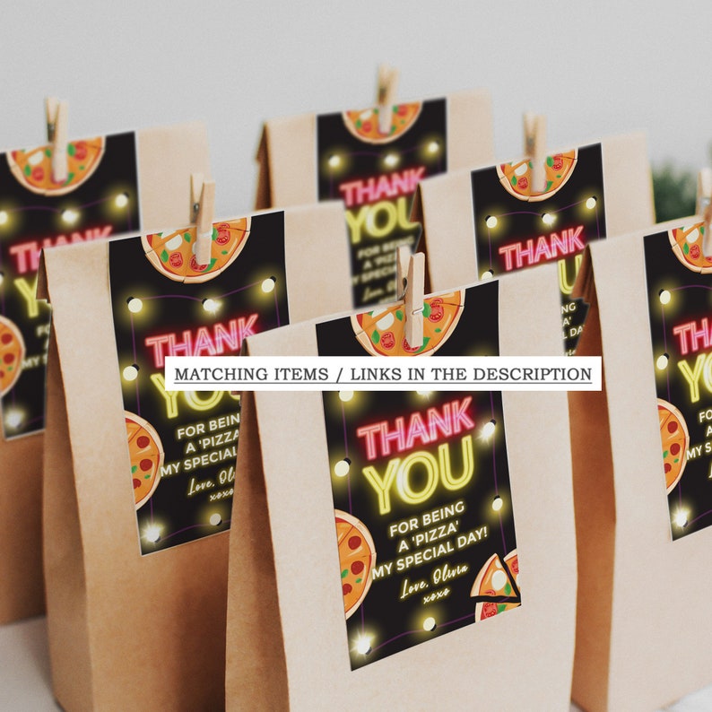 Puede incluir: Bolsas de papel marr&oacute;n con etiquetas de agradecimiento adjuntas. Las etiquetas presentan un dise&ntilde;o de ne&oacute;n con las palabras "Gracias" y un gr&aacute;fico de pizza. El texto en las etiquetas dice "Por ser una 'pizza' mi d&iacute;a especial! Con cari&ntilde;o, Olivia."