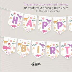 Op de afbeelding: Een roze, paarse en gouden dinosaurus-banner met de tekst "Happy Birthday". De banner is gemaakt van afzonderlijke vlaggen met een witte achtergrond en een bloemenpatroon. Elke vlag heeft een andere dinosaurus en een letter van de zin.