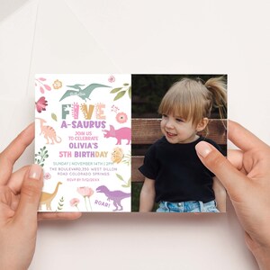 Puede incluir: Una invitación de cumpleaños de dinosaurio en rosa, morado y verde con una foto de una niña. La invitación dice "Five A-saurus" e incluye la fecha, la hora y el lugar de la fiesta. También dice "RSVP antes del 11/12/20XX" y "Roar!"