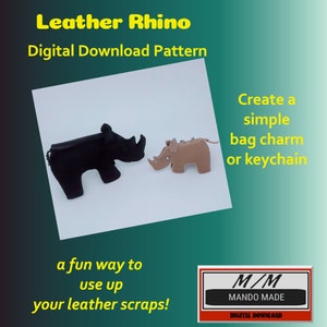 Op de afbeelding: Een digitaal downloadpatroon voor een leren neushoorn tasbedel of sleutelhanger. Het patroon bevat twee neushoornontwerpen, een zwart en een bruin. De tekst "M/M MANDO MADE DIGITAL DOWNLOAD" is zichtbaar in de afbeelding.