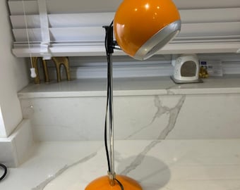 Verstellbare Eyeball Schreibtischlampe in orange made in Italy
