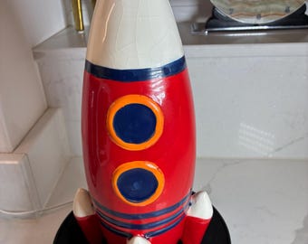 Vintage keramieken spaarpot in de vorm van een raket,