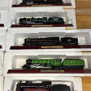 Puede incluir: Una colección de cinco modelos de locomotoras de vapor presentados en bandejas individuales de poliestireno blanco. Los trenes incluyen Wurtemberg K Class, Schools Class 220 SR, Britannia Class, LNER Flying Scotsman y P8 Class sobre bases de madera.