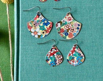 Multicolor floral 1970s tin earrings