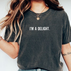 コンフォートカラー、I&#39;m a Delight シャツ、皮肉なシャツ、アティチュードシャツ、面白いシャツ、面白いグラフィック T シャツ、女性用面白いシャツ、面白い T シャツ