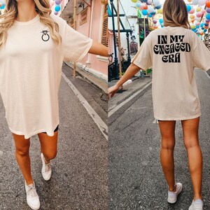 In mijn verloofde tijdperk shirt, verlovingscadeau, comfort kleuren bruid shirt. Verlovingsshirt, toekomstige mevrouw shirt, bruid shirt, net verloofd shirt