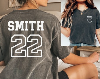 Könnte beinhalten: Ein dunkelgraues T-Shirt mit dem Namen "SMITH" und der Nummer "22" in weiß auf dem Rücken.