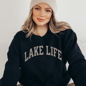 以下が含まれることがあります： グレーのアーチデザインで「LAKE LIFE」と書かれた黒いスウェットシャツです。