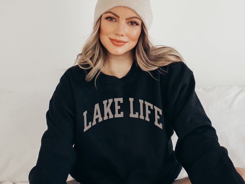 以下が含まれることがあります： グレーのアーチデザインで「LAKE LIFE」と書かれた黒いスウェットシャツです。