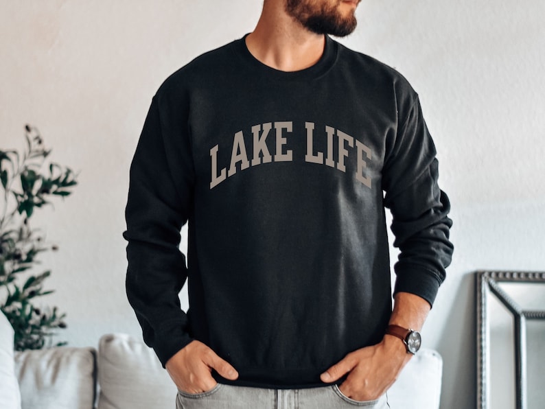 以下が含まれることがあります： グレーのアーチデザインで「LAKE LIFE」と書かれた黒いスウェットシャツです。