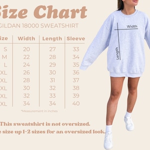 Może przedstawiać: Tabela rozmiar&oacute;w dla bluzy Gildan 18000, z wymiarami w calach. Tabela zawiera rozmiary od S do 5XL, szczeg&oacute;łowo opisując szerokość, długość i wymiary rękaw&oacute;w. Tekst zaleca wyb&oacute;r rozmiaru większego dla efektu oversize.