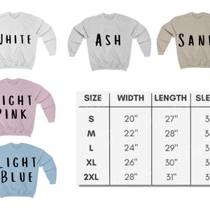 K&ouml;nnte beinhalten: Eine Gr&ouml;&szlig;entabelle f&uuml;r einen Pullover mit verschiedenen Farboptionen: Wei&szlig;, Aschgrau, Sand, Hellrosa und Hellblau. Die Tabelle zeigt die Breite, L&auml;nge und &Auml;rmell&auml;nge in Zoll f&uuml;r die Gr&ouml;&szlig;en S, M, L, XL und 2XL.