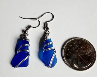 Boucles d’oreilles en verre de mer, Bleu cobalt, Bijoux de plage, Bijoux de mariée, Amoureux de la plage, Î.-P.-É., enveloppé de fil de fer, vintage, Verre de plage authentique, Couleur rare