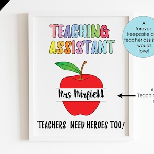 以下が含まれることがあります： 「Teaching Assistant」と虹色の文字で書かれた印刷可能なサイン。赤いリンゴと「Teachers need heroes too!」というテキストが書かれています。リンゴには名前を入れるための空白があります。このサインは、教師アシスタントのための記念品です。