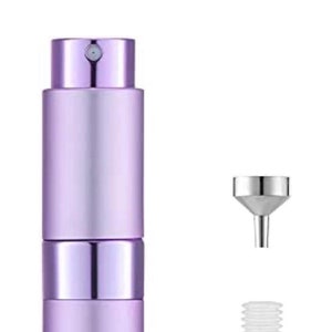 Puede incluir: Un frasco de spray recargable de vidrio morado con un atomizador plateado y un embudo plateado. El frasco tiene una capacidad de 10 ml.