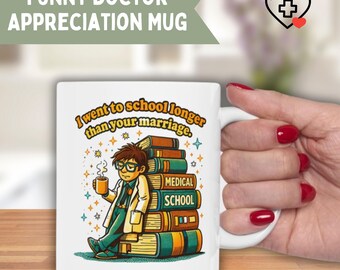 Tazza divertente da dottore "Sono andato a scuola più a lungo del tuo matrimonio", tazza retrò, regalo di laurea per studenti di medicina, regalo di apprezzamento per i medici