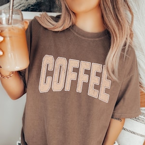 Comfort Colors® Kaffee Shirt, Kaffee Liebhaber Shirt, Kaffee Trinker Shirt, Geschenk für Kaffee Liebhaber, Shirt für Frauen, Kaffee Shirt für Mama