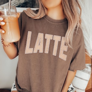Latte Comfort Colors® Kaffee Shirt, Kaffee Liebhaber Shirt, Kaffee Trinker Shirt, Geschenk für Kaffee Liebhaber, Shirt für Frauen, Kaffee Shirt für Mama