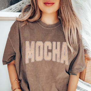 Comfort Colors® Mokka Kaffee Shirt, Kaffee Liebhaber Shirt, Kaffee Trinker Shirt, Geschenk für Kaffee Liebhaber, Shirt für Frauen, Kaffee Shirt für Mama