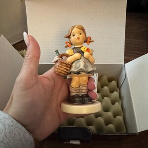 Goebel Hummel Figur „Kleine Besucherin“.