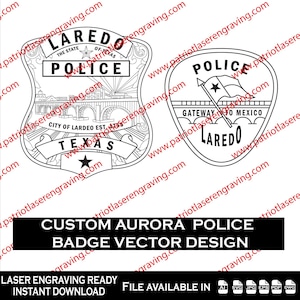 Op de afbeelding: Twee zwart-wit vectorontwerpen van politie-emblemen. Eén embleem leest "POLICE" en "LAREDO, TEXAS" met een brugillustratie. Het andere embleem leest "POLICE" en "LAREDO, GATEWAY TO MEXICO" met een vlagillustratie. De tekst "CUSTOM AURORA POLICE BADGE VECTOR DESIGN" is ook aanwezig.