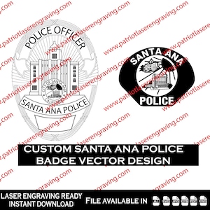 Può includere: Disegni vettoriali in bianco e nero di distintivi della polizia di Santa Ana. Un distintivo è di forma ovale con il testo "POLICE OFFICER" e "SANTA ANA POLICE". L'altro è a forma di scudo con "SANTA ANA POLICE" e "POLICE". È presente anche il testo "CUSTOM SANTA ANA POLICE BADGE VECTOR DESIGN".