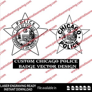 Puede incluir: Dos diseños vectoriales de insignias de la policía de Chicago en blanco y negro. Una insignia dice "City of Chicago" e "Incorporated 4th March 1837". La otra insignia dice "Chicago Police". El texto en la parte inferior dice "Custom Chicago Police Badge Vector Design".