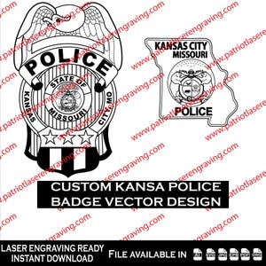 Può includere: Disegni vettoriali in bianco e nero di distintivi della polizia di Kansas City, Missouri. Un distintivo ha la forma di uno scudo tradizionale, l'altro ha la forma dello stato. È presente anche il testo "CUSTOM KANSA POLICE BADGE VECTOR DESIGN".