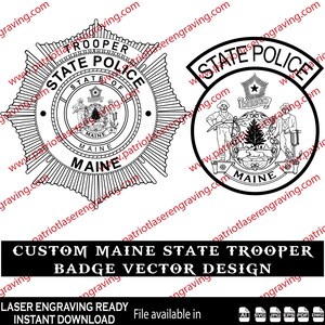 Pode incluir: Designs vetoriais a preto e branco de distintivos da Polícia Estadual do Maine. Um distintivo tem a forma de estrela com o texto "STATE POLICE" e "MAINE". O outro é um design circular com "STATE POLICE" e o selo do estado. O texto "CUSTOM MAINE STATE TROOPER BADGE VECTOR DESIGN" também está incluído.