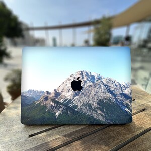 Montagne grigie massicce Custodia MacBook Air 15 M3 / Cielo azzurro limpido / Cime innevate / Alte vette montuose / Ampio paesaggio montano