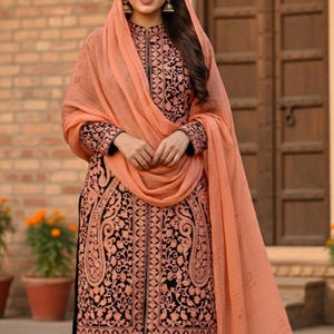 Elegant Traditional embroided long coat/ gown made on silk mix fabric for women. Length 39", bust 43", sleeves 19" inches. Free shipping U.S afbeelding 1