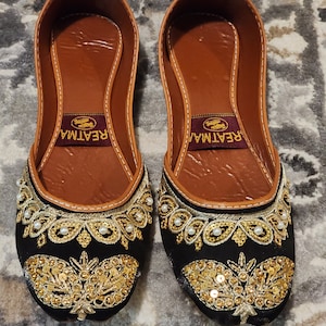 Elegant embroided Khussa/Paizar for girls/women. Free shipping throughout U.S