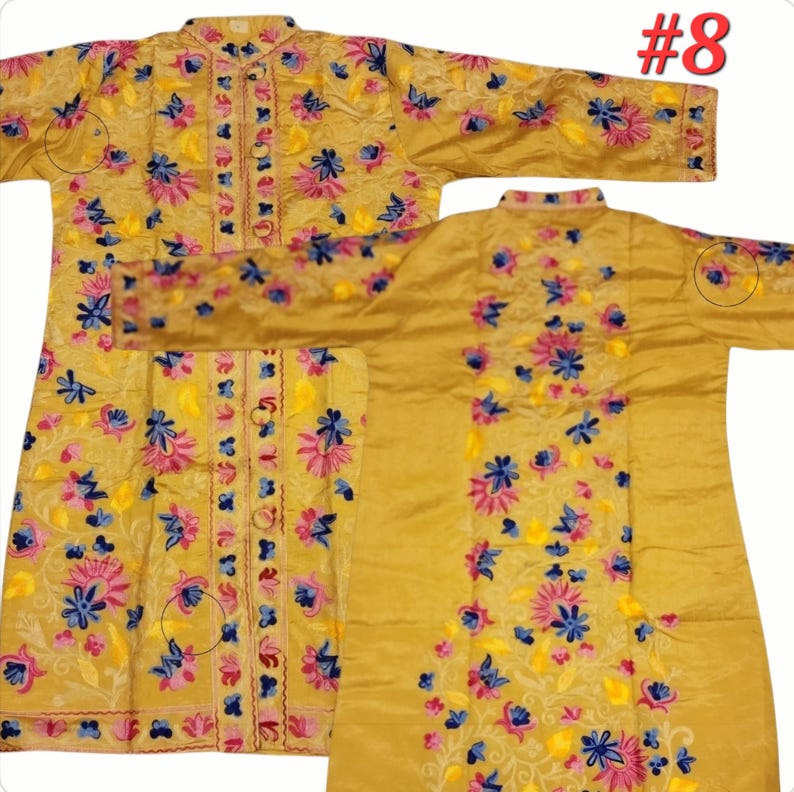 Op de afbeelding: Mosterdgele geborduurde tuniek met een mandarijnkraag en lange mouwen. De tuniek is versierd met bloemenborduurwerk in roze, blauwe en gele tinten. Het kledingstuk heeft een knoopsluiting aan de voorkant en het nummer "#8" is rechtsboven zichtbaar.