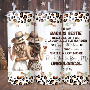 Może przedstawiać: Dwie kobiety w kapeluszach i z kieliszkami wina stoją tyłem do siebie przed białym tłem z wzorem lamparta. Tekst brzmi "To my badass bestie because of you, I laugh a little harder, cry a little less and smile a lot more. Thank you for being my unbiological sister."