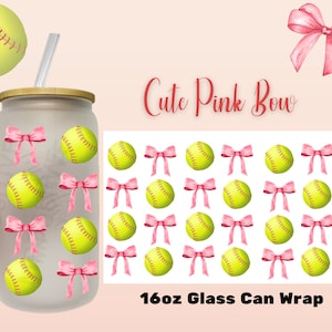 Könnte beinhalten: Ein 473 ml Glas-Dosen-Wrap mit einem Design aus rosa Schleifen und gelben Softball-Grafiken. Der Text "Cute Pink Bow" befindet sich oben im Bild.
