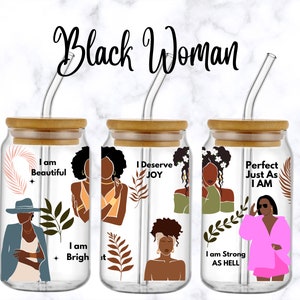 Può includere: Bicchieri trasparenti per bevande con coperchi in bambù e cannucce di vetro. Ogni bicchiere presenta un'illustrazione diversa di una donna nera con frasi stimolanti: "I am Beautiful", "I Deserve JOY", e "Perfect Just As I AM". Il testo "Black Woman" è in alto.
