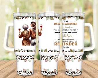 Diseño PNG de vaso con la frase "Badass Daughter", regalo de madre a hija, diseño de vaso de 40 oz, diseño de vaso con estampado de leopardo, diseño de taza con cita emotiva.
