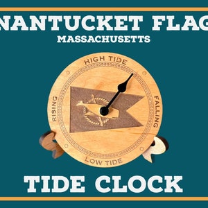 Puede incluir: Un reloj de marea de madera con una aguja negra y un diseño de ballena blanca. La esfera del reloj dice "Marea alta", "Marea baja", "Subiendo" y "Bajando". El reloj está etiquetado como "Nantucket Flag Massachusetts Tide Clock".