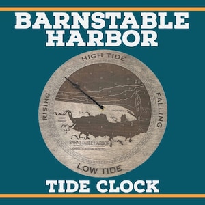 Puede incluir: Un reloj de marea de madera con un mapa de Barnstable Harbor, Cape Cod, Massachusetts. La esfera del reloj muestra la marea alta, la marea baja, la marea creciente y la marea decreciente. El texto "Barnstable Harbor" y "Tide Clock" está impreso en el reloj.