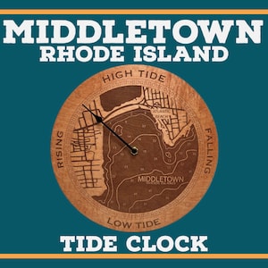 Puede incluir: Un reloj de marea de madera con un mapa de Middletown, Rhode Island. La esfera del reloj muestra los niveles de marea, con "Marea alta" y "Marea baja" marcados. Las manecillas del reloj indican el nivel de marea actual.
