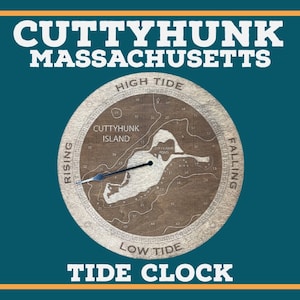Puede incluir: Un reloj de marea de madera con un mapa de la isla de Cuttyhunk, Massachusetts. La esfera del reloj muestra la marea alta, la marea baja, la marea creciente y la marea decreciente. El reloj tiene una aguja negra que apunta al nivel actual de la marea.